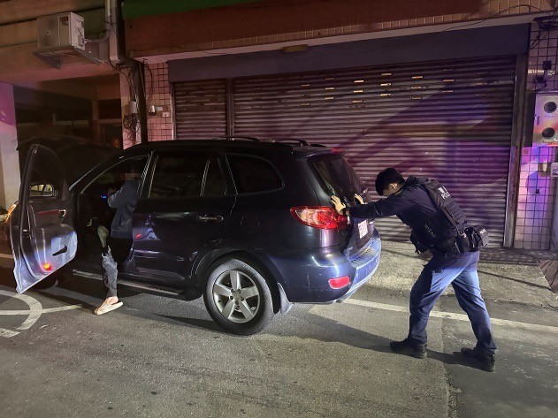協助聯繫計程車到場搭電，順利排除故障。(記者廖承恩翻攝)
