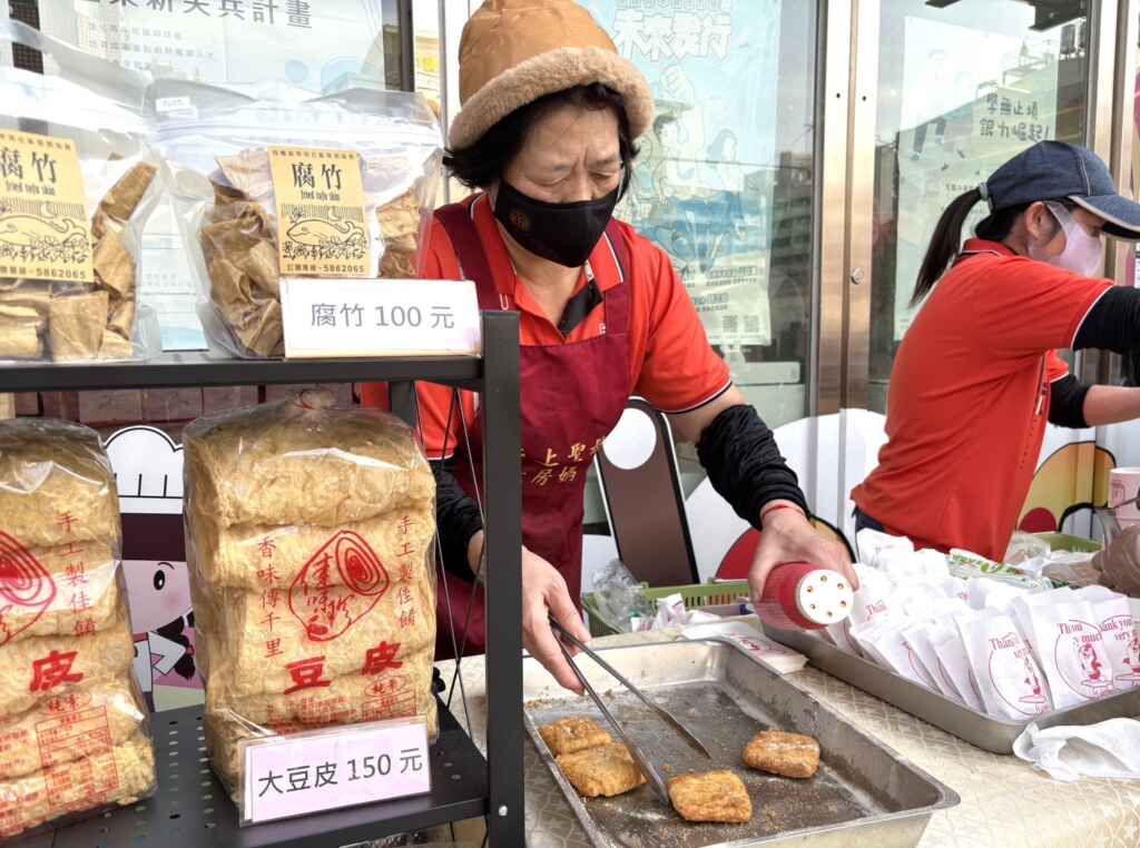 阿珍設攤販賣埤頭社區在地農產品。(記者廖承恩翻攝)