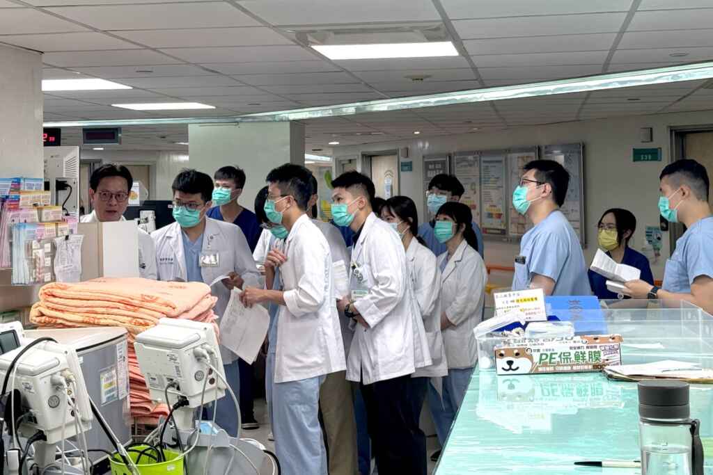 ▲總院長陳穆寬（左一）總是在每天清晨六點多就出現在醫院的各個角落，讓大夜班的同仁都不覺得累了。（彰基醫院提供）