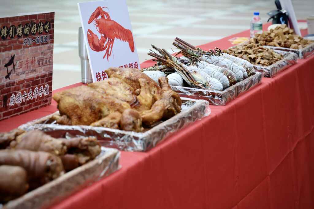 臺南市政府於永華市政中心舉辦古都國際半程馬拉松記者會，現場除準備龍蝦、烤雞、豬腳、蜂蜜滷味等多樣特色美食小吃。