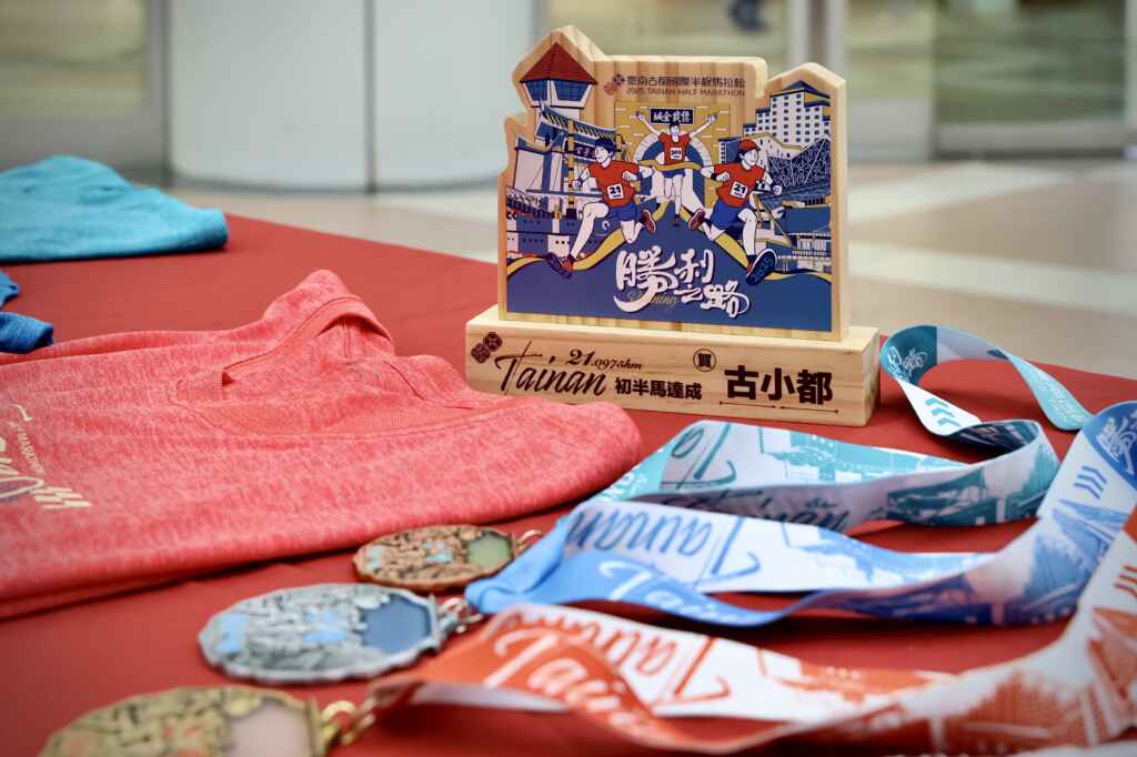 跑者於完賽後更可獲得賽事特別客製印有古都馬代表LOGO象徵平安福氣的銅錢餅。