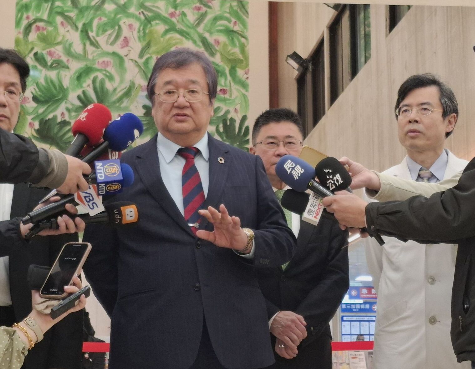 邱泰源突擊4醫院後喊「急診等床已趨緩」 下一步將訂民眾版就醫指引 225