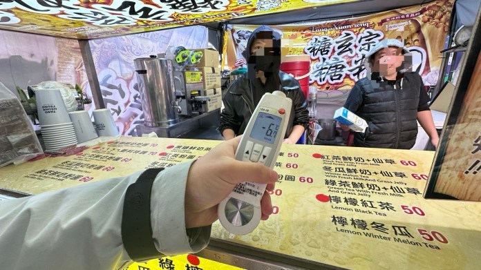 燈會攤商遭前員工指控使用過期鮮奶 桃市衛生局回應了 64 S 28524552