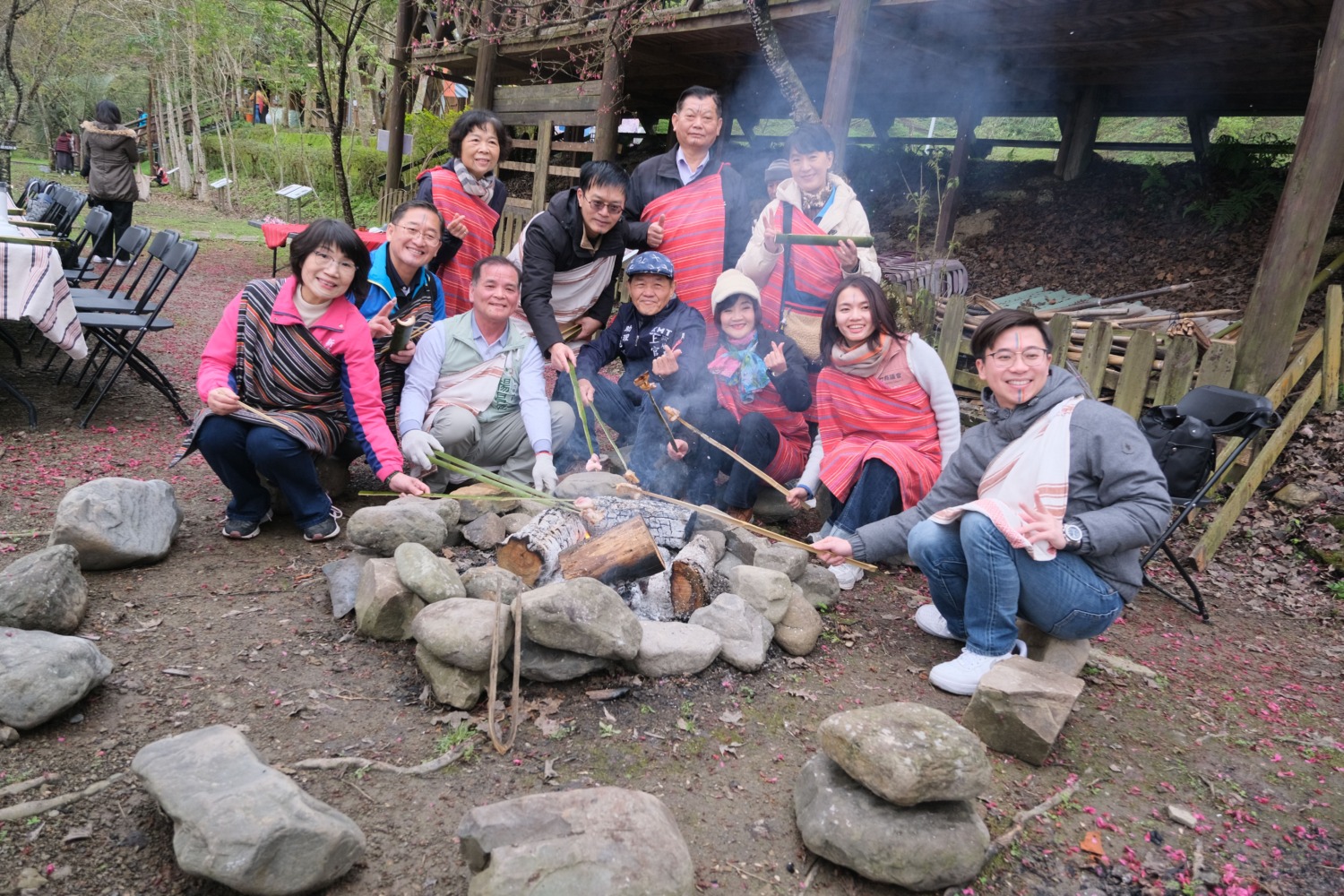 新竹縣議員踩線團親身體驗火烤竹子串五花肉,行銷新竹走走旅遊品牌。(圖/記者黃溎芬翻攝)