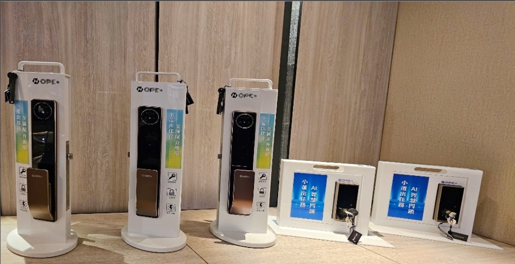HOPE+正式推出新一代「HOPE+ AI智慧門鎖」,顛覆傳統門鎖的概念,透過「生物識別技術」與「智能聯網應用」,實現真正的無鑰匙智能生活。(記者 黃荷琇 攝)