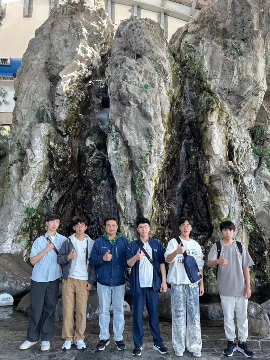 ▲學生謝致翔.黃瀚賢與導師黃閔郁.郭政傑.林凱傑.葉宇杰合影。