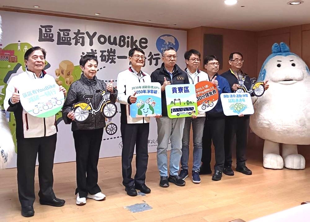 《圖說》新北市29個行政區「區區有YouBike」記者會合影,左一交通局長鍾鳴時、左三副市長陳純敬、右三環保局長程大維。〈記者葉柏成攝〉