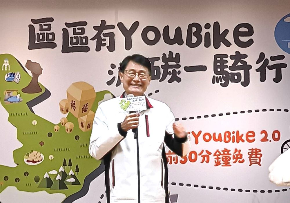 《圖說》陳純敬鼓勵民眾在市境內使用低碳公共運輸通勤、通學、運動、觀光、購物等,提升最後一哩路使用量,落實淨零減碳。〈記者葉柏成攝〉