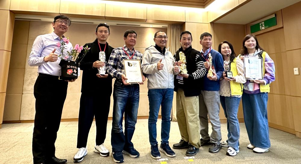《圖說》萬金杜鵑連獲國際5大獎今日於市政會議獻獎,左一農業局長諶錫輝、右二林務科長殷書韻。〈農業局提供〉
