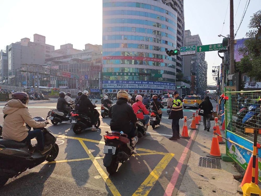 《圖說》三重警因應和平紀念日出遊車潮,明日下午起於重要路口,部署疏導警力,藉以順暢交通。〈三重分局提供〉