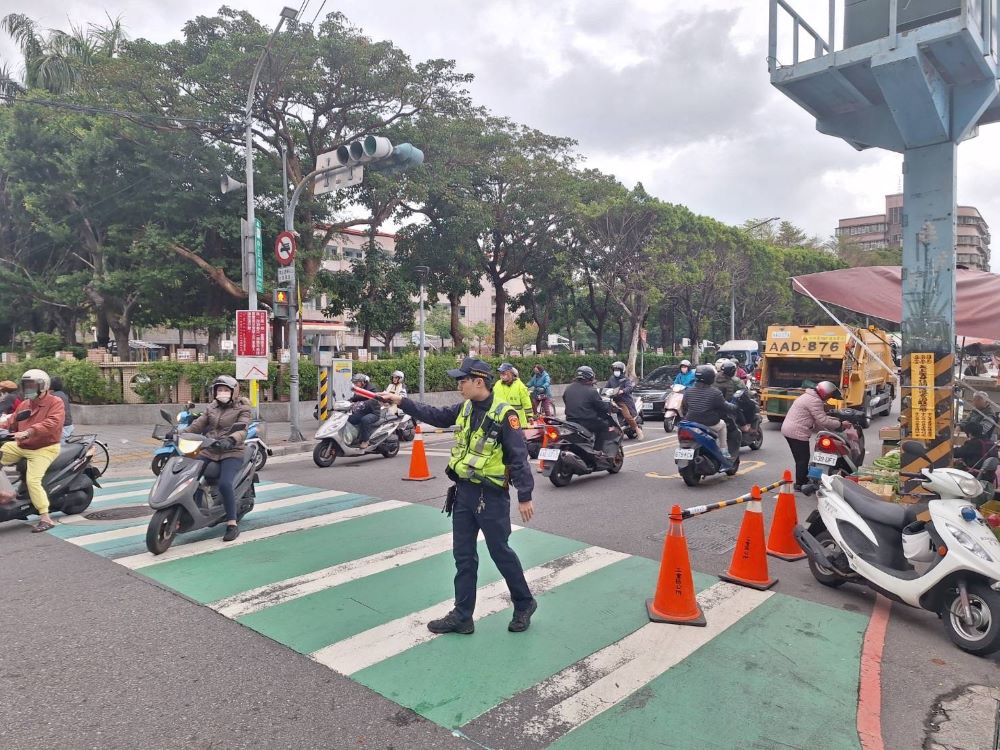 《圖說》三重警於轄內重要路段增派警力疏導車流,請用路人遵守警察的交通指揮。〈三重分局提供〉