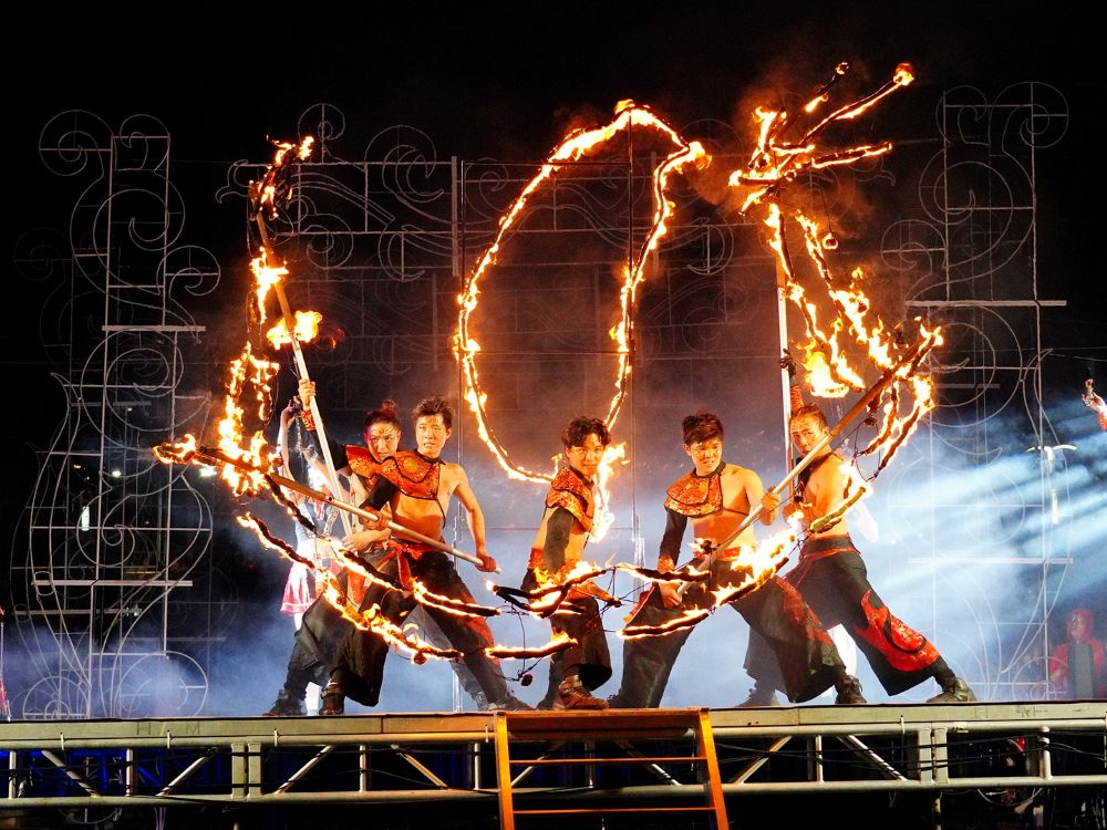 300萬盞LED燈照亮新莊夜空  中港大排光雕展燦爛登場