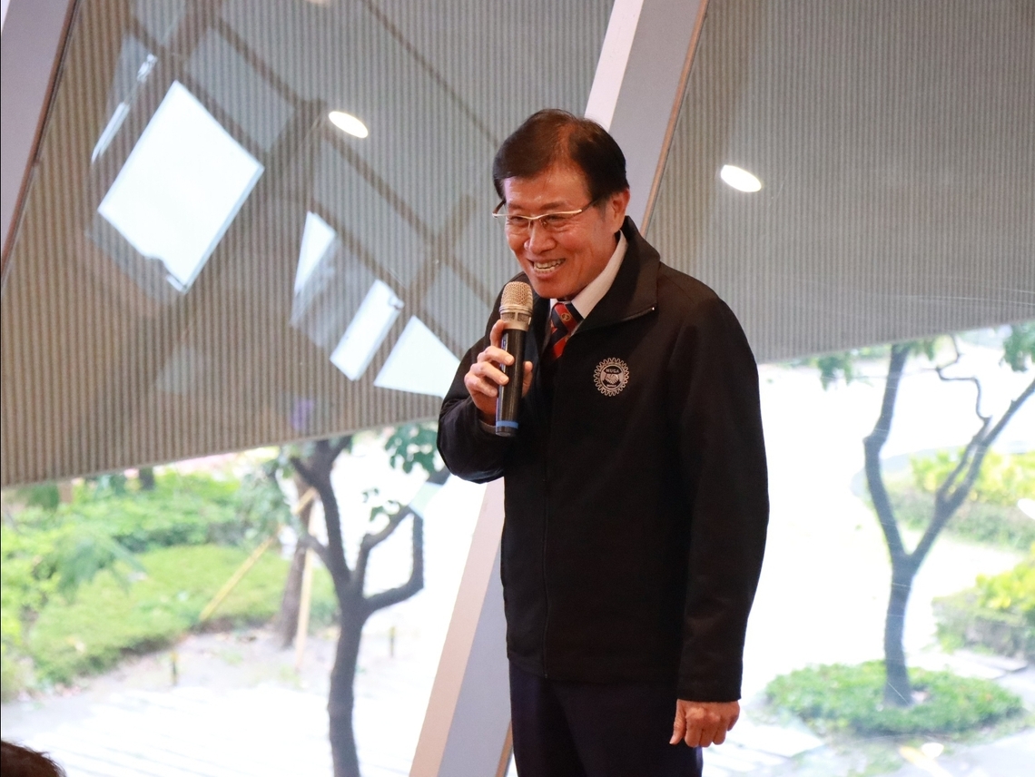 高雄市圖書館推薦熱心閱讀公益的義達貿易與冠瑞特裝車奪社會服務獎