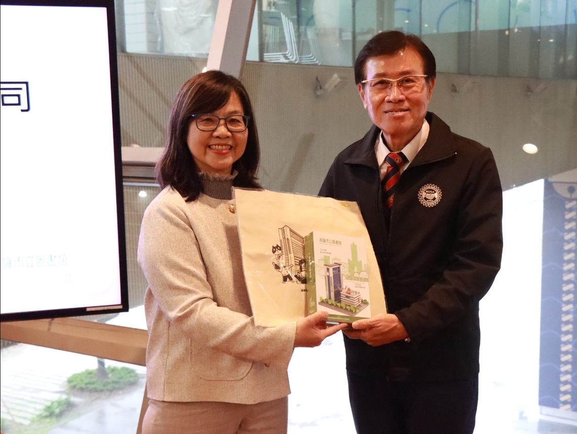 高雄市圖書館推薦熱心閱讀公益的義達貿易與冠瑞特裝車奪社會服務獎