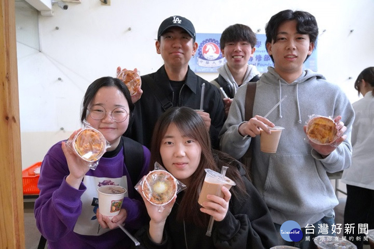 日籍生拿到剛出爐的點心,開心合影留念。