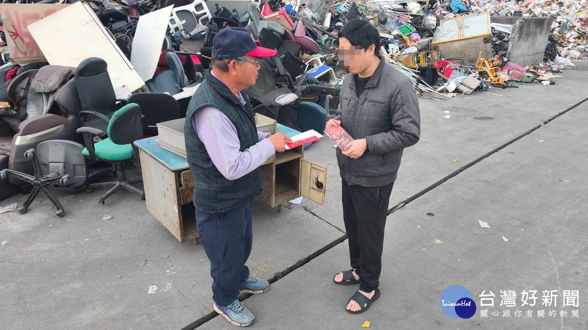 南投市清潔隊員拾金不昧歸還失主。（市公所提供）