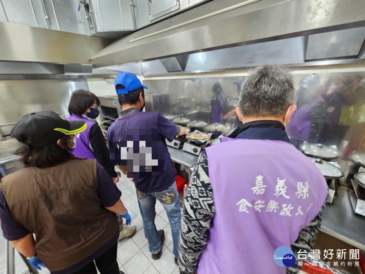 嘉義縣衛生局至東石鄉海鮮餐廳進行重點查核／嘉義縣府提供
