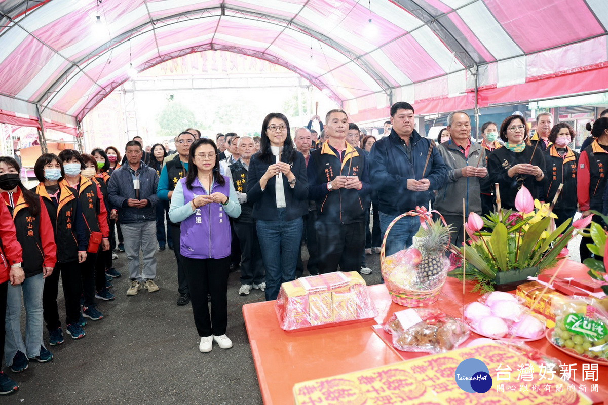 游立委許縣長蔡議員等人獻香祈福。（縣府提供）