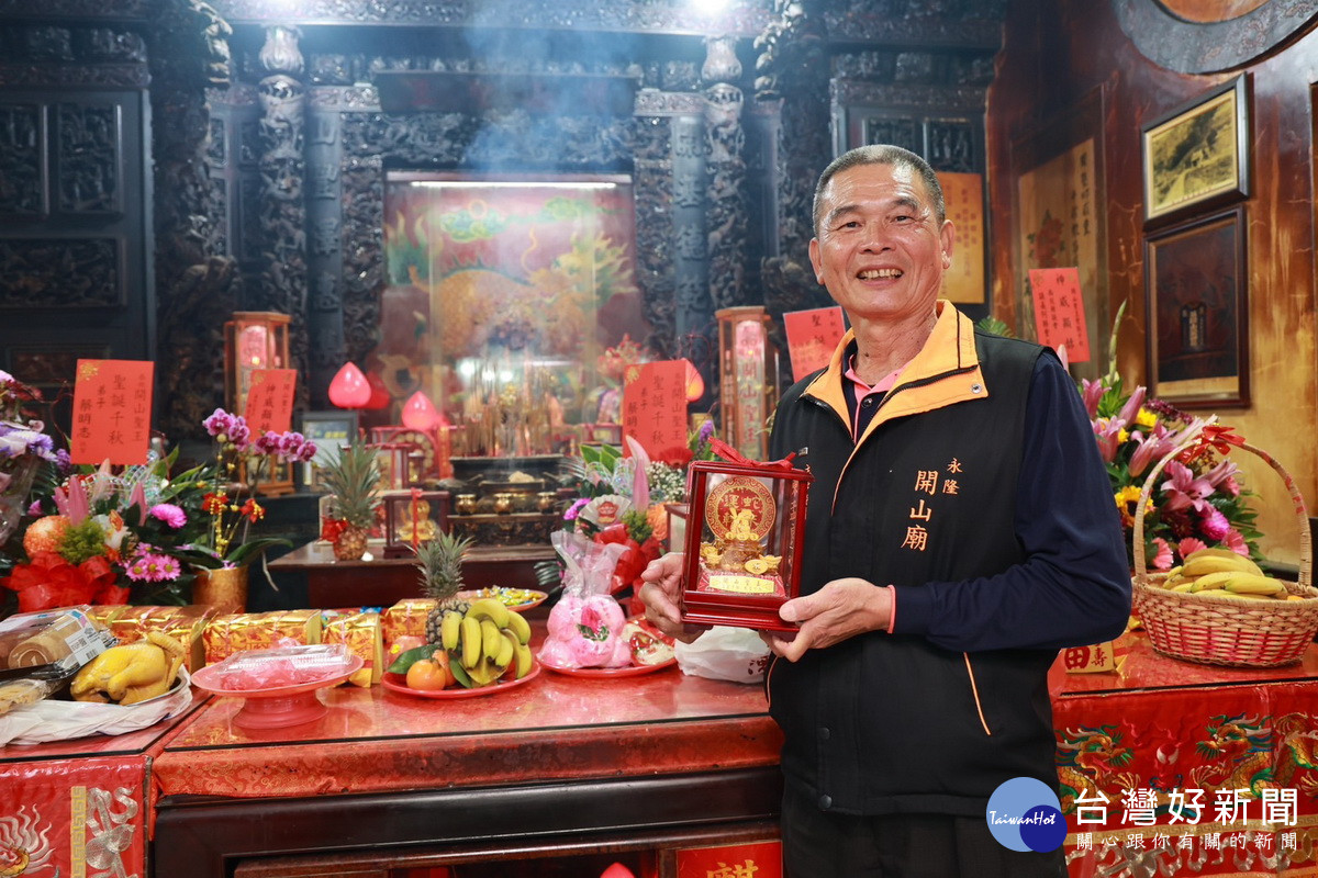 陳孟良主委展示今年黃金小龍。(縣府提供)