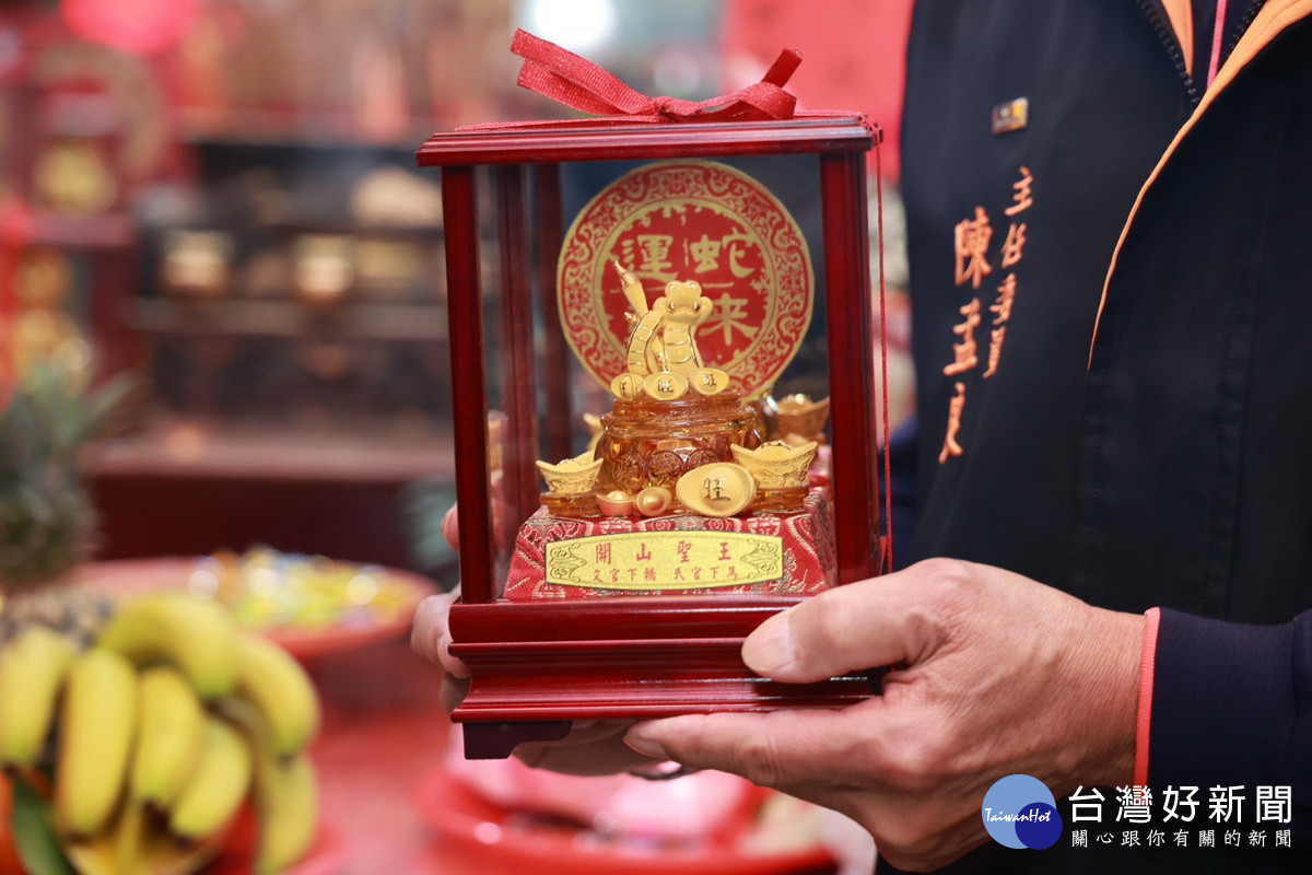 黃金小龍重五錢八分。(縣府提供)