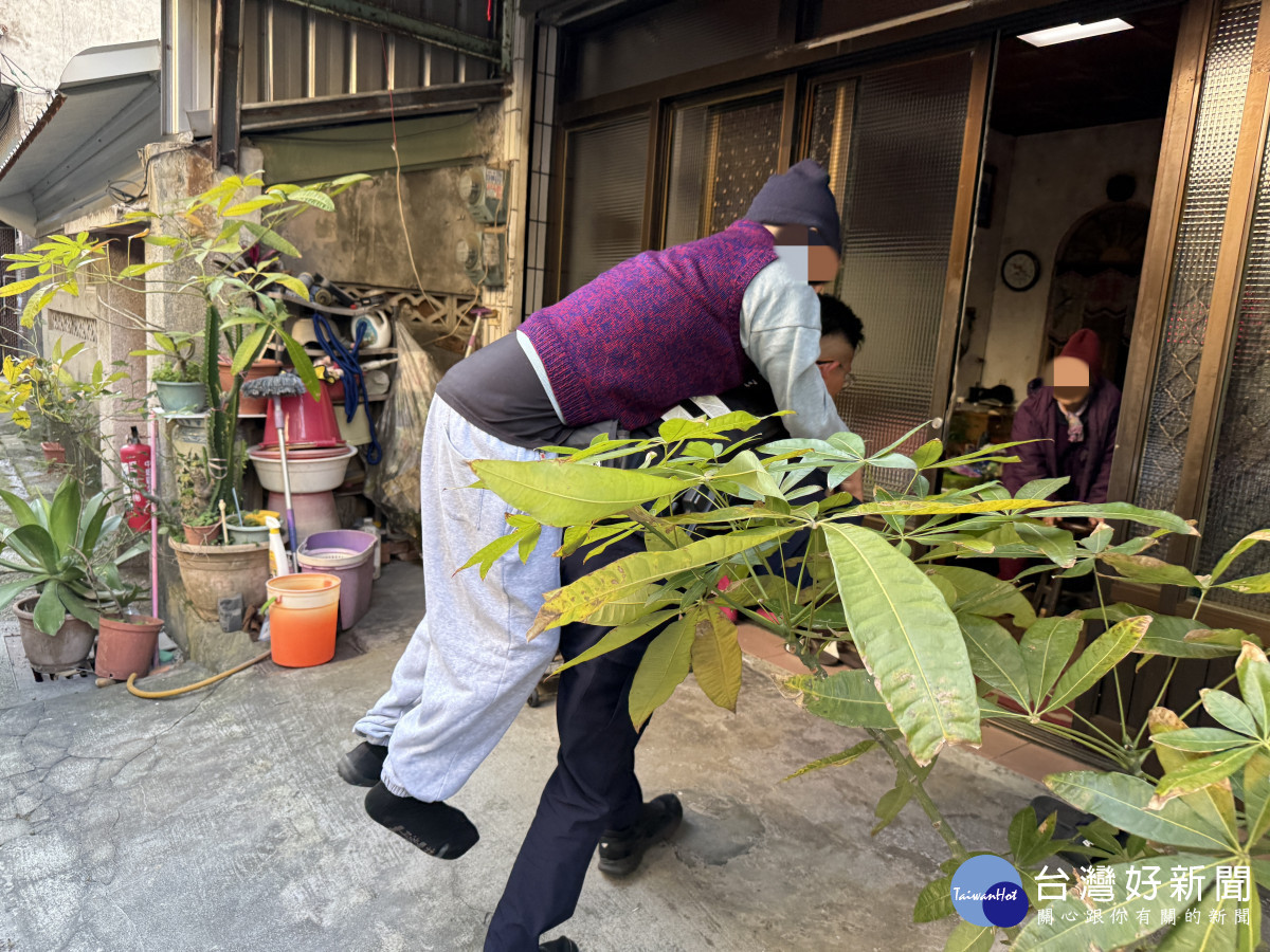失智老翁癱坐路中,中壢暖警助安全返家。