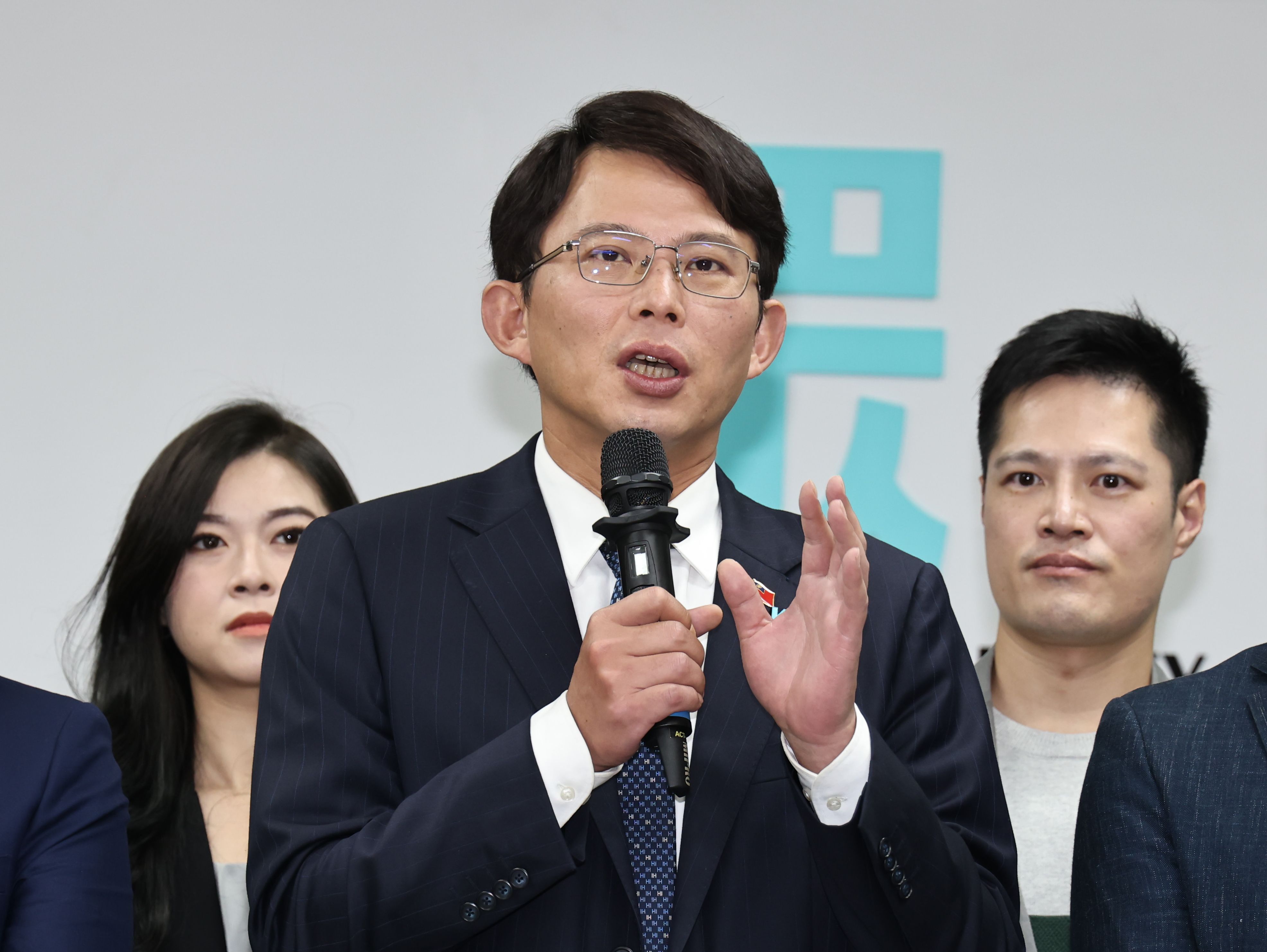 民眾黨主席黃國昌27日質問,監院已通過彈劾3官員,經濟部何時才要撤銷違法核發的電業籌設許可?資料照片/林啟弘攝