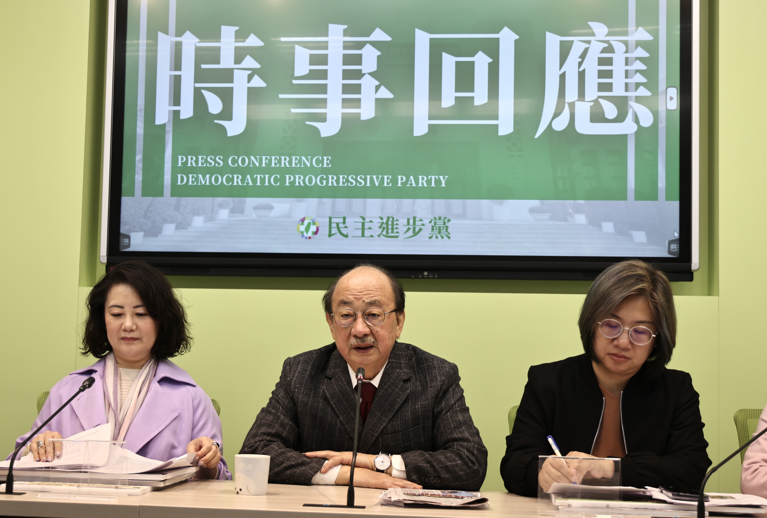 對王世堅為了陳冠廷想要委員會召委,在昨天中常會前點名要他尊重委員意見,柯建銘今天在黨團記者會上直接叫英系「自己約束一下」,「不要天天挑戰賴總統」。林啟弘攝