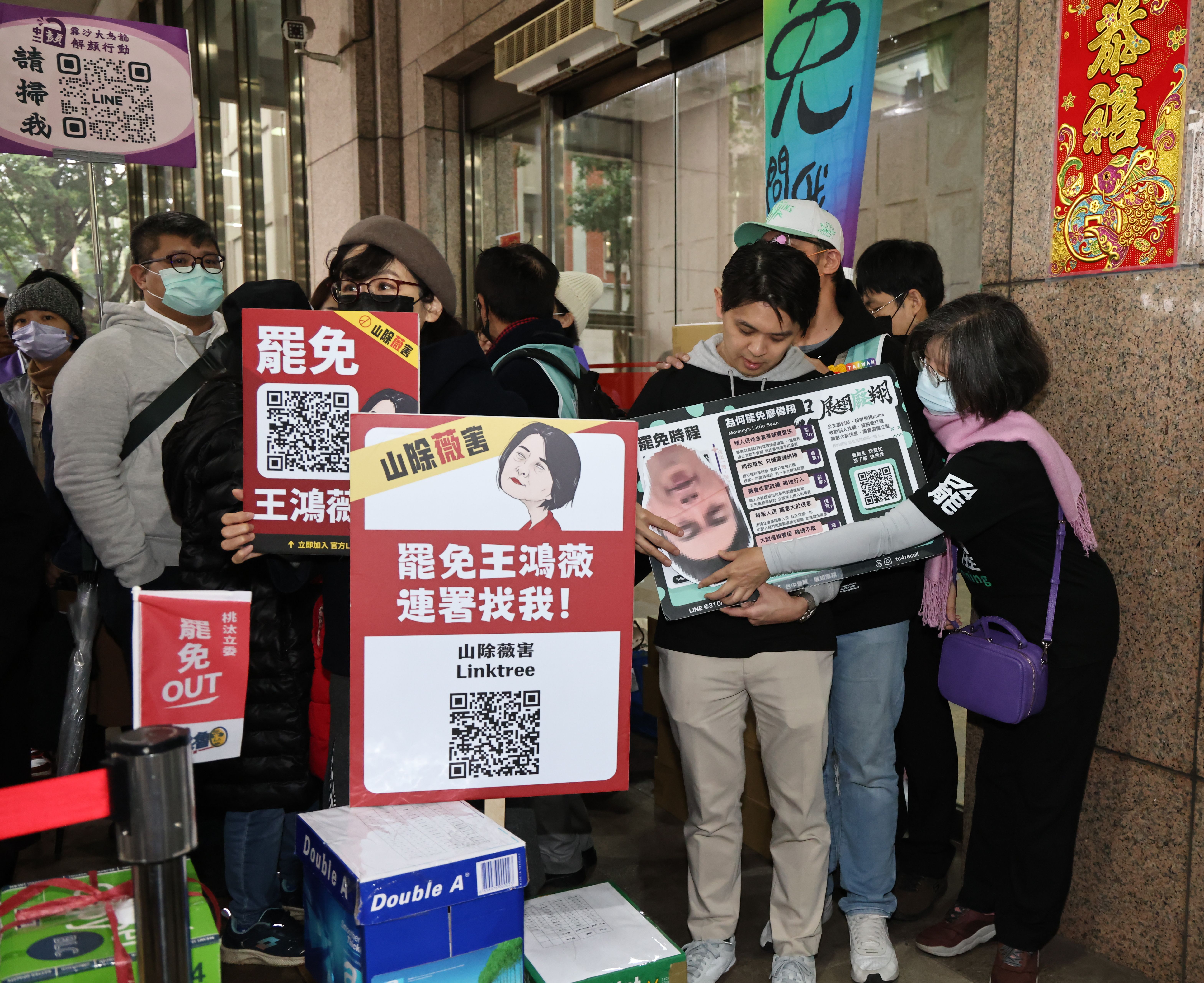 罷團2月3日赴中選會遞交罷免19位藍委及遭停職的新竹市長高虹第一階段提議書。資料照片/林啟弘攝