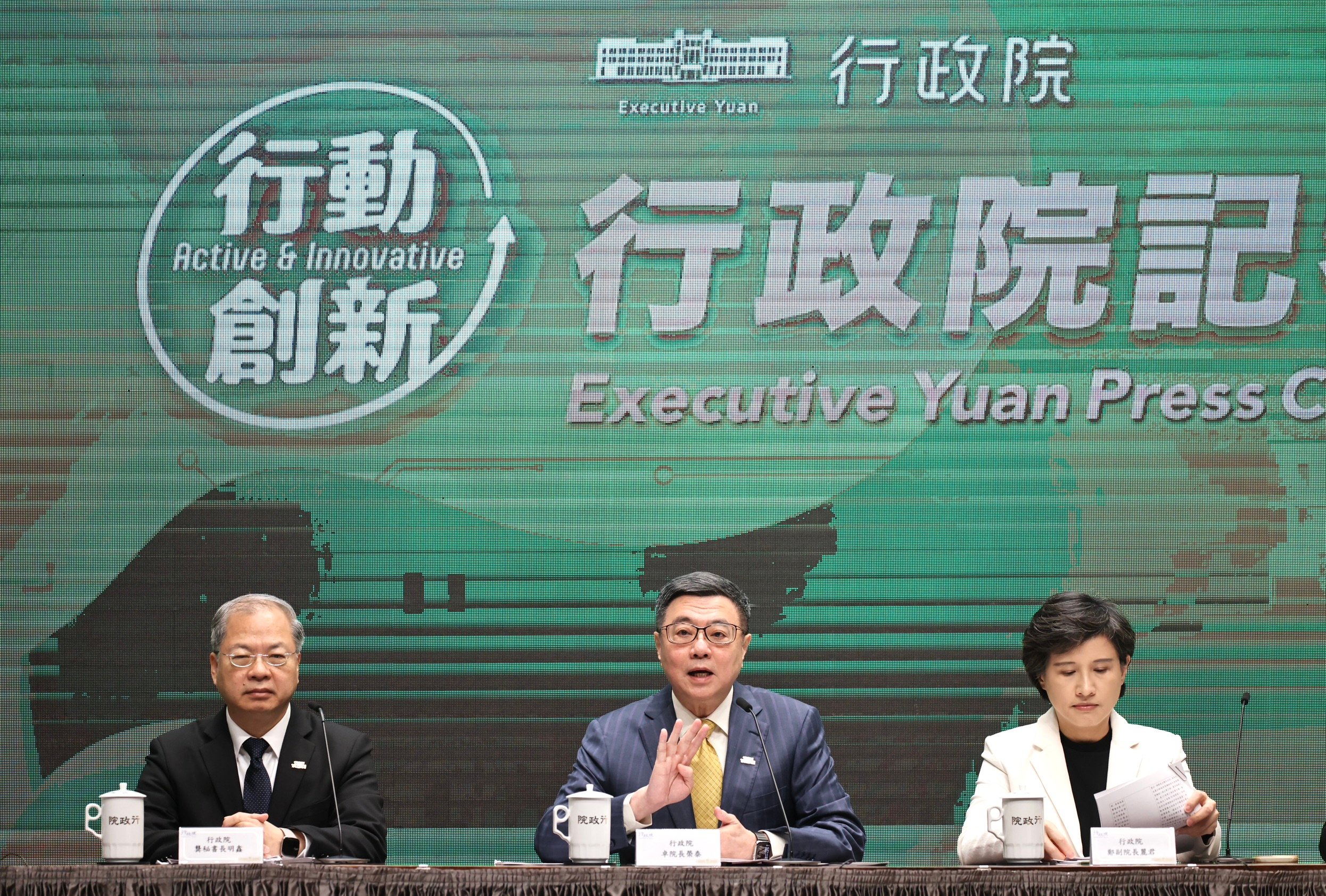 卓榮泰率三長等召開記者會並針對總預算及財劃法提請覆議。林啟弘攝