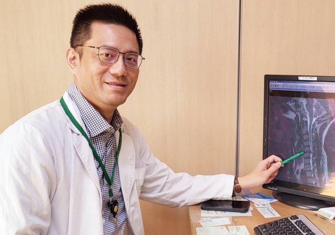 低頭族小心!頸椎間盤突出恐影響生活 醫師解析治療與預防關鍵