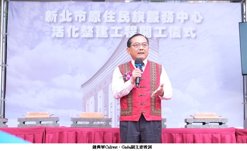 可能是 1 人、講臺和文字的圖像