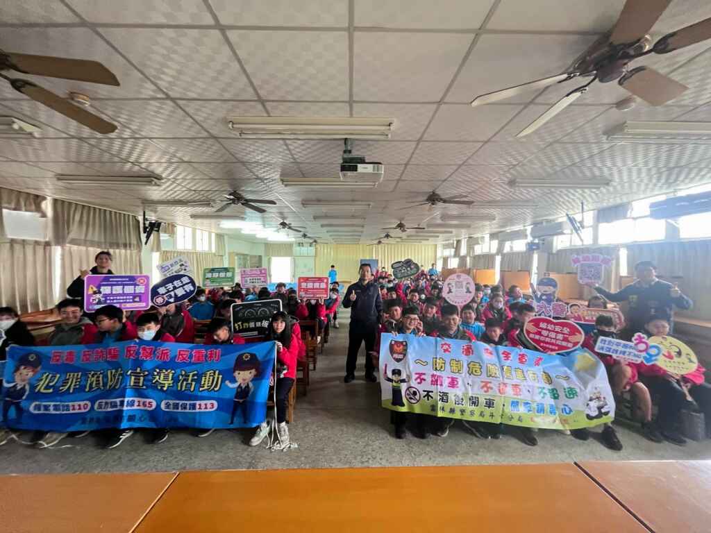 斗六警分局受邀前往莿桐國中反詐騙宣導。(記者廖承恩翻攝)