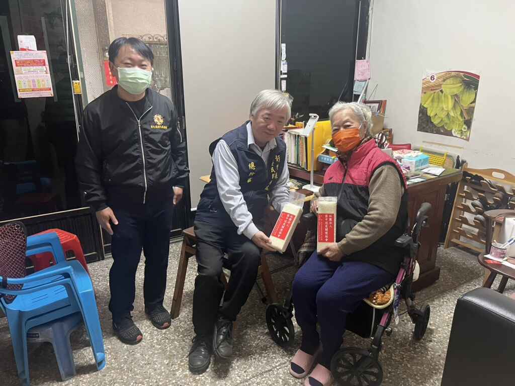 ▲彰化縣榮民服務處總幹事丁俊偕同責任區輔導員及社區組長拜會以表敬意並關懷員林地區榮民(眷)。（記者林明佑翻攝）