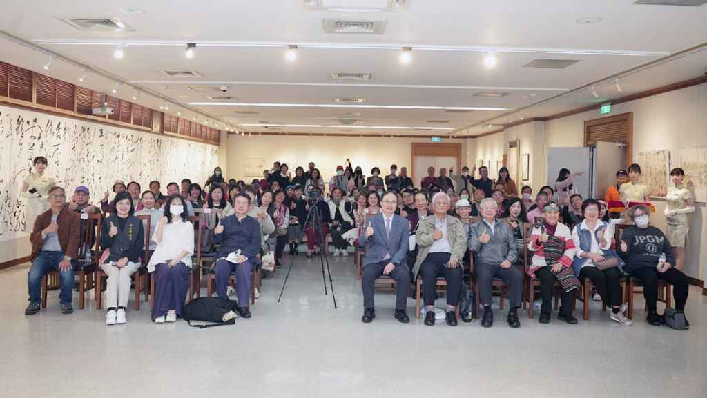 ▲國立中興大學藝術中心114年首場展覽「原魂墨韻」禪茶草書展開幕式合影。（新竹縣政府提供）