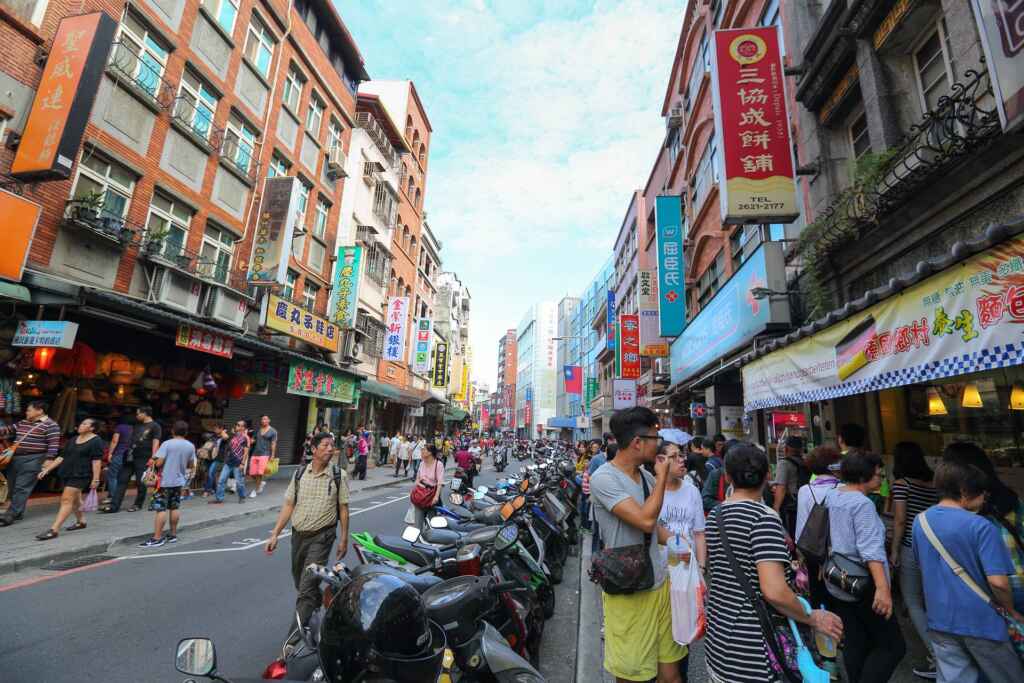 ▲參展完可順遊至附近熱鬧的淡水老街，品嚐在地美食。（新北市觀旅局提供）