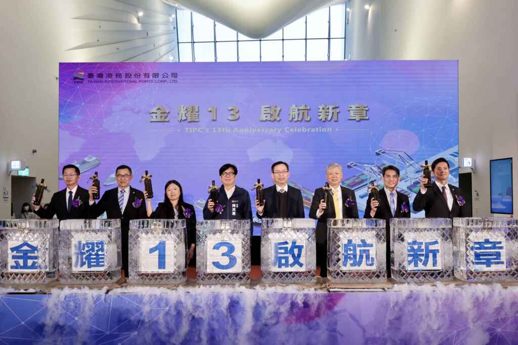 ▲陳其邁出席臺灣港務公司成立13週年慶，感謝港務公司與市府一起努力，盼加速轉型力道、再創高雄港昔日繁華。（高雄市政府提供）