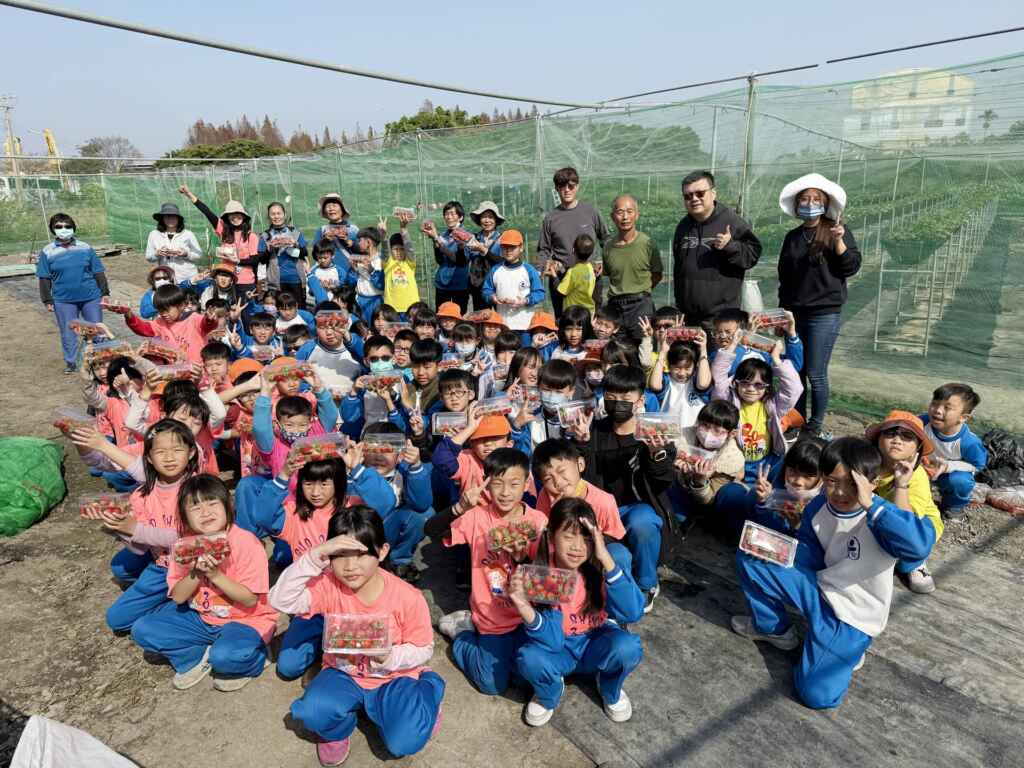 ▲國聖國小學童親手採果感受農業樂趣 。 （記者林明佑翻攝）