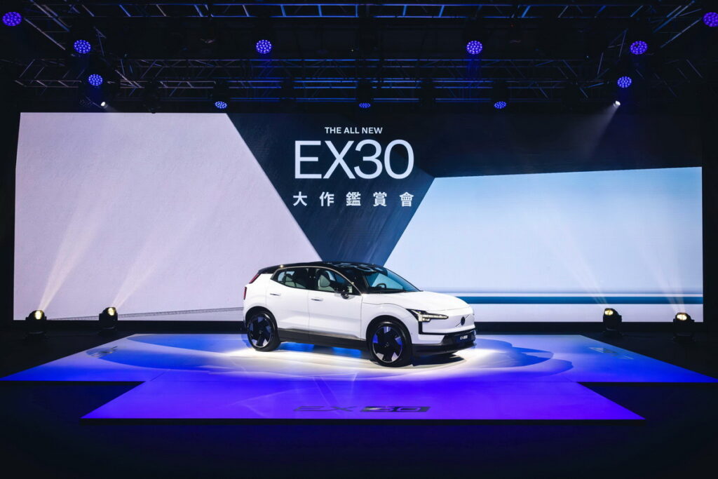 The All New Volvo EX30 的輕巧休旅設定卻蘊藏了大量且最新的軟體科技、聯網科技、智駕科技、節能科技、安全科技以及全新的設計潮流風向,同時也是 VOLVO 汽車有史以來生產碳足跡最低的純電車款,為 VOLVO 的電動化黃金時代開啟更多想像。
