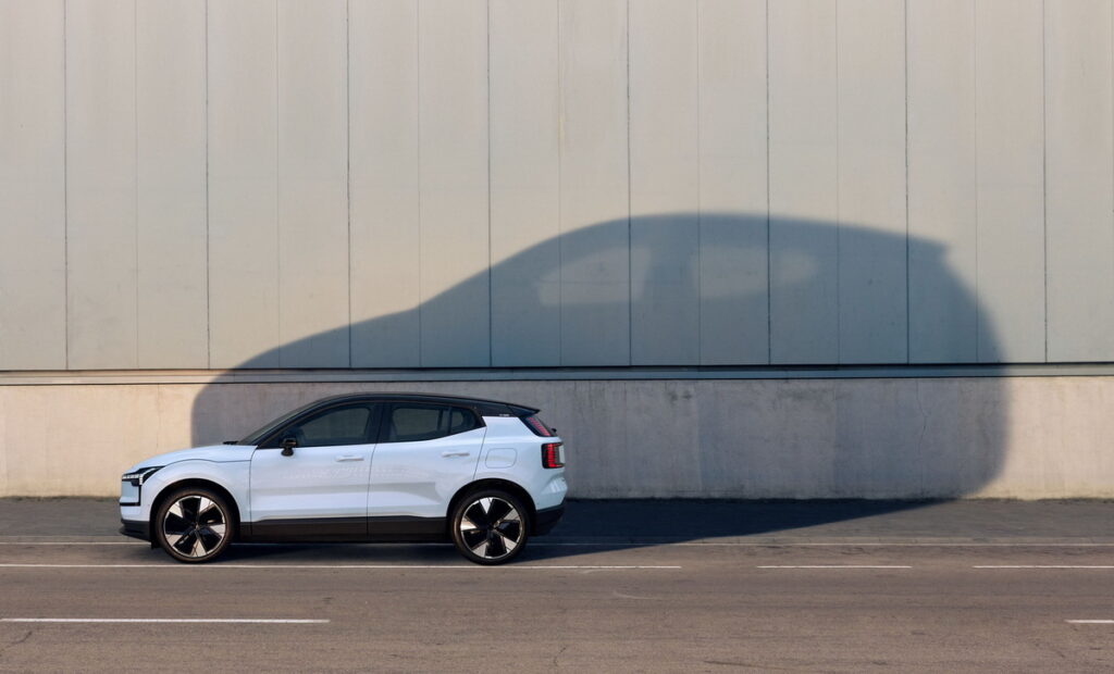 The All New Volvo EX30 是導入台灣市場的新世代電動車款,輕巧休旅設定卻蘊藏了大量且最新的軟體科技、聯網科技、智駕科技、節能科技、安全科技以及全新的設計潮流風向,為 The All New Volvo EX30 的「小 即大作」寫下最佳註解。
