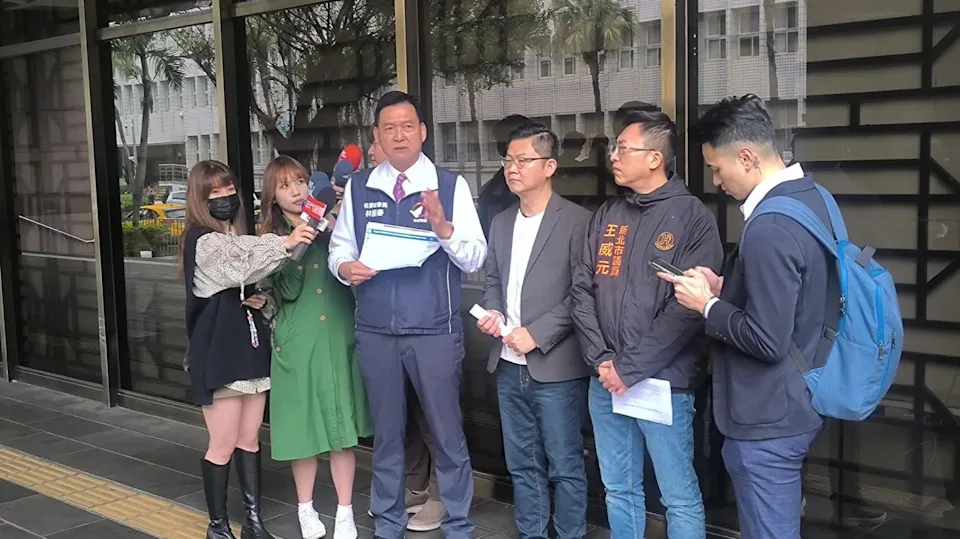 林國春等國民黨新北市議員今赴北檢告發沈伯洋。(圖/擷取自林國春臉書)