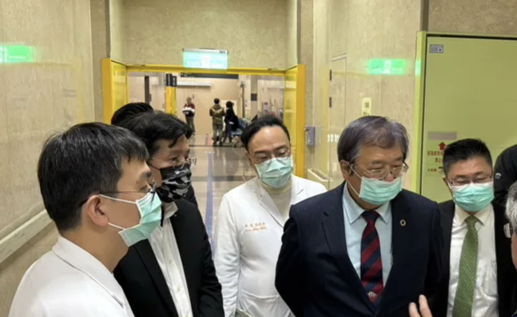 「祝早日康復」 衛福部長視察被轟作秀