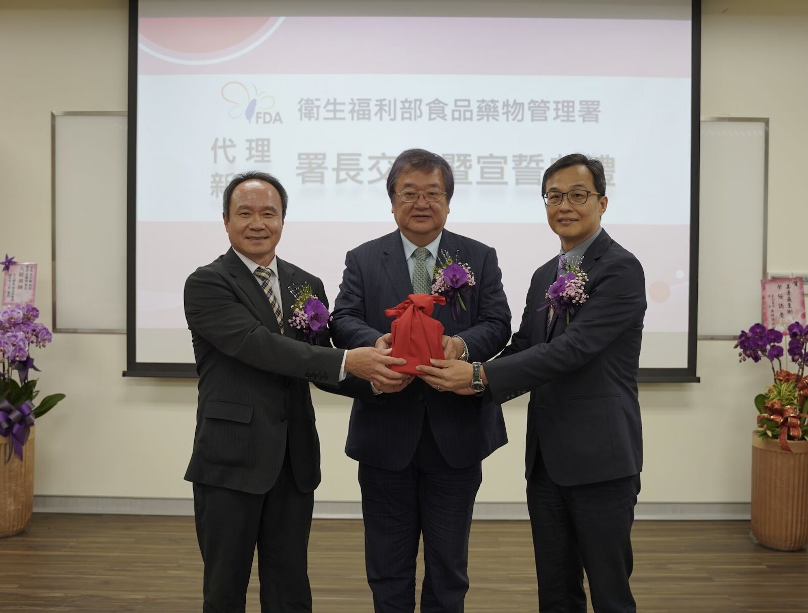 首位醫師署長!懸缺一個月 姜至剛今接食藥署長被封「三刀流」 186 首位醫師署長!懸缺一個月 姜至剛今接食藥署長被封「三刀流」 185
