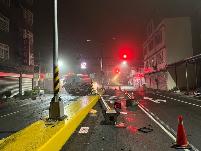 駕駛做1事分神釀禍!曳引車猛撞路燈、號誌箱 60 S 73539738 0