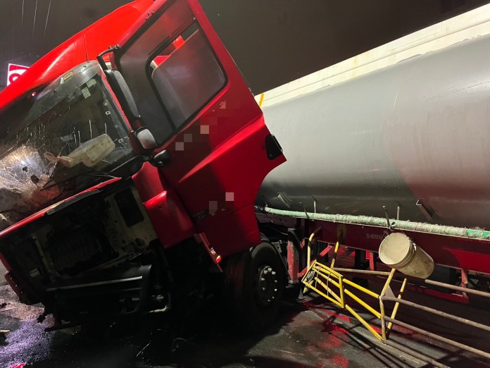 駕駛做1事分神釀禍!曳引車猛撞路燈、號誌箱 61 S 73539733 0