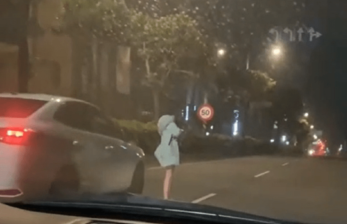 疑情侶吵架女友負氣站馬路中 恐挨罰500元 55 hrhh