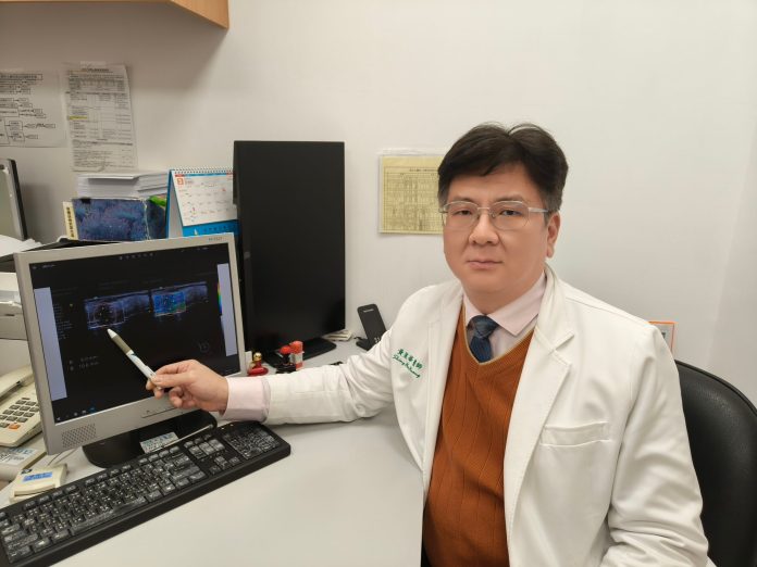 恩主公醫乳房切片微創手術 及時阻止良性腫瘤變惡性 65 圖二 42歲女性患者乳房超音波發現腫瘤,經穿刺檢查為良性,但因影像特徵可疑經黃星華醫師建議下採用真空輔助連續乳房切片微創手術,後確診為乳房冠狀癌。 scaled