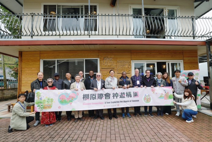 張善政拚城市外交 12國駐台大使及代表桃園賞櫻看神木 56 S 108601374