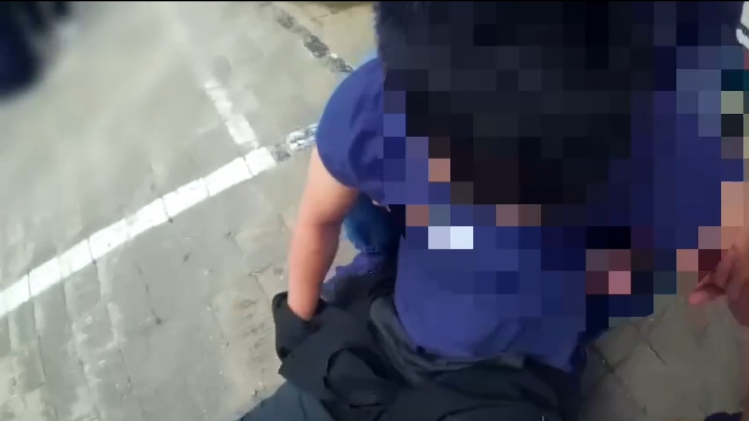 一名20歲男子在公車上突發癲癇,癱坐地上無法言語,情況危急。(記者 黃荷琇翻攝)