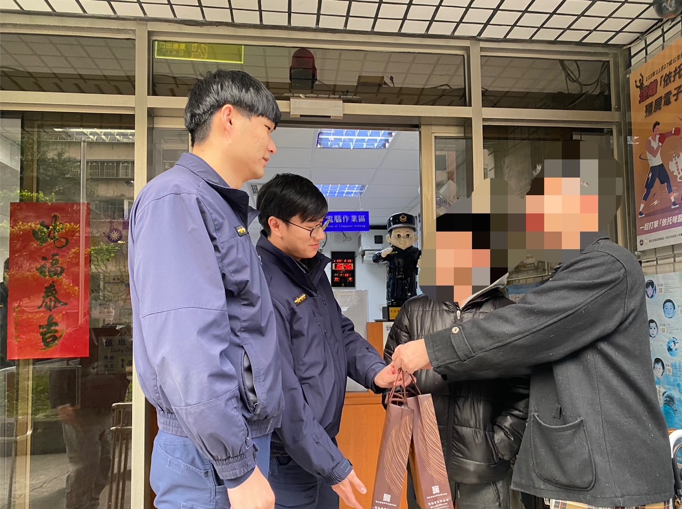 文化派出所員警林信銓、孫浚桓與公車司機,合力協助患者送醫。(記者 黃荷琇翻攝)
