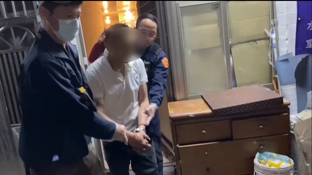 警方於基河路一處民宅,發現犯嫌廖姓男子(30歲)藏匿於租屋處床鋪下方,當場將其逮捕。 (記者 黃荷琇翻攝)